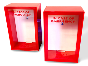 Stand προβολής προϊόντων από κόκκινο και διαφανές plexiglass με αυτοκόλλητα γράμματα
